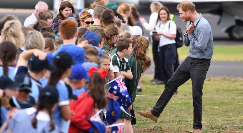 10/17/2018 - Prince Harry Duke of Sussex and Meghan Duchess of Sussex arrive at Dubbo Airport, New South Wales, Australia. 10/17/2018 - Prince Harry Duke of Sussex and Meghan Duchess of Sussex arrive at Dubbo Airport, New South Wales, Australia.