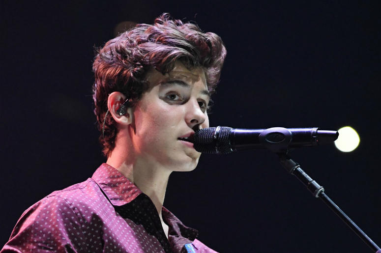 Shawn Mendes July 26, 2017; Miami, FL, USA; Recording artist Shawn Mendes performs at the American Airlines Arena.