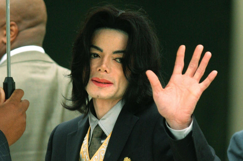 Michael Jackson SANTA MARIA, CA - MAY 25: Singer Michael Jackson waves as he arrives at the Santa Barbara County Courthouse for his child molestation trial May 25, 2005 in Santa Maria, California. Jackson is charged in a 10-count indictment with molesting a boy, plying h