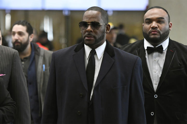 AP19127525935064 Musician R. Kelly, center, arrives at the Leighton Criminal Court building for a hearing Tuesday, May 7, 2019, in Chicago. (AP Photo/Matt Marton)