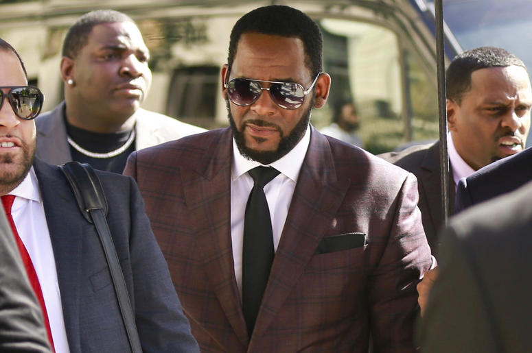 AP19177519964645 R&B singer R. Kelly, center, arrives at the Leighton Criminal Court building for an arraignment on sex-related felonies Wednesday, June 26, 2019 in Chicago. (AP Photo/Amr Alfiky)