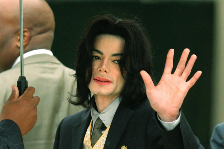Michael Jackson SANTA MARIA, CA - MAY 25: Singer Michael Jackson waves as he arrives at the Santa Barbara County Courthouse for his child molestation trial May 25, 2005 in Santa Maria, California. Jackson is charged in a 10-count indictment with molesting a boy, plying h