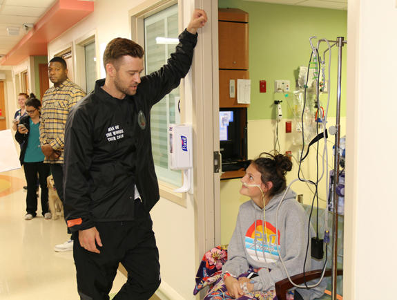AP19019836390555 This photo provided by HCA Healthcare’s Methodist Children’s Hospital shows Justin Timberlake visiting patients at the San Antonio, Texas hospital Friday, Jan. 18, 2019. (Anthony McCartney/HCA Healthcare’s Methodist Children’s Hospital via AP)