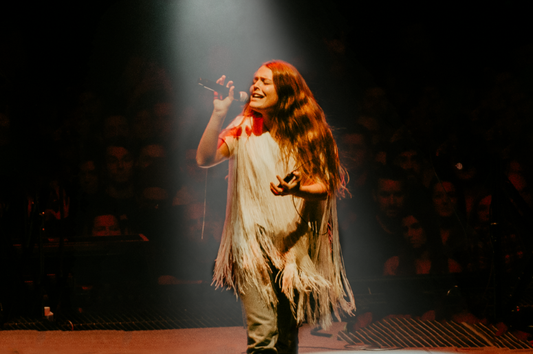 Maggie Rogers opens for Mumford & Sons' Delta Tour Maggie Rogers opens for Mumford & Sons' Delta Tour