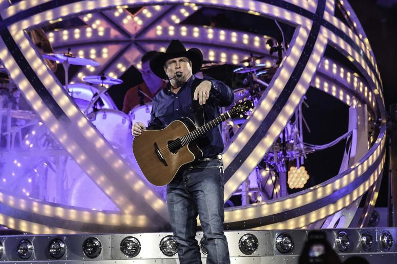 Garth Brooks! Garth!