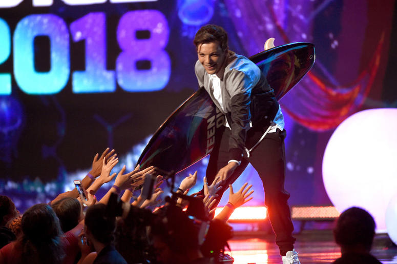 Louis Tomlinson accepts the Choice Male Artist award onstage during FOX's Teen Choice Awards at The Forum on August 12, 2018 in Inglewood, California Louis Tomlinson accepts the Choice Male Artist award onstage during FOX's Teen Choice Awards at The Forum on August 12, 2018 in Inglewood, California