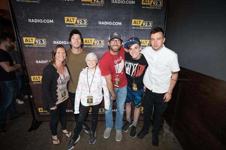twenty one pilots meets fans during ALT 92.3 & RADIO.COM's Storytellers Performance