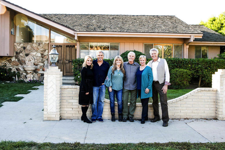In this Thursday, Nov. 1 2018, photo provided by HGTV, members of the "The Brady Bunch" cast from left to right, Maureen McCormack, Christopher Knight, Susan Olsen, Mike Lookinland, Eve Plumb and Barry Williams pose in front of the original Brady home DO NOT USE