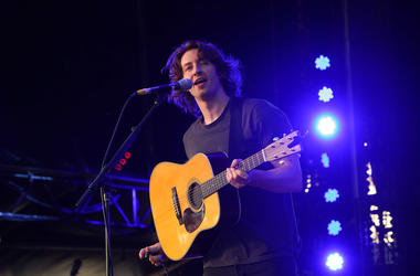 Dean Lewis performs Dean Lewis performs