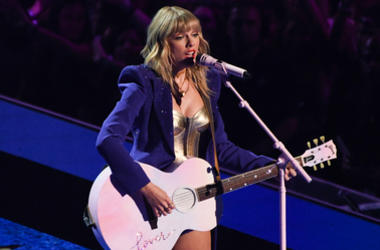 aylor Swift performs on stage at the MTV Video Music Awards 2019, held at the Prudential Centre in Newark, NJ. aylor Swift performs on stage at the MTV Video Music Awards 2019, held at the Prudential Centre in Newark, NJ.
