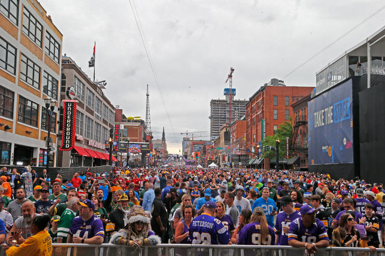 NASHVILLE, TENNESSEE - APRIL 25: Fans attend Day 1 of the 2019 NFL Draft on April 25, 2019 in Nashville, Tennessee. (Photo by Frederick Breedon/Getty Images) NASHVILLE, TENNESSEE - APRIL 25: Fans attend Day 1 of the 2019 NFL Draft on April 25, 2019 in Nashville, Tennessee. (Photo by Frederick Breedon/Getty Images)