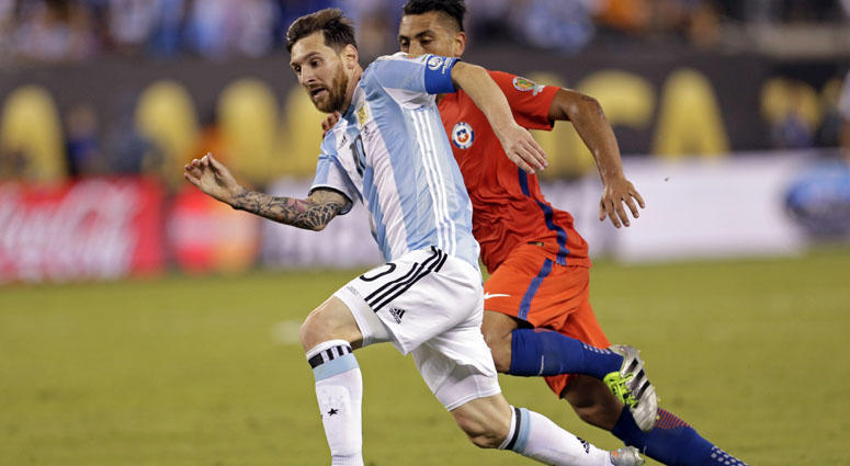 Argentina's Lionel Messi (10) controls the ball against Chile in the championship match of the 2016 Copa America Centenario on June 26, 2016, at MetLife Stadium. Argentina's Lionel Messi (10) controls the ball against Chile in the championship match of the 2016 Copa America Centenario on June 26, 2016, at MetLife Stadium.