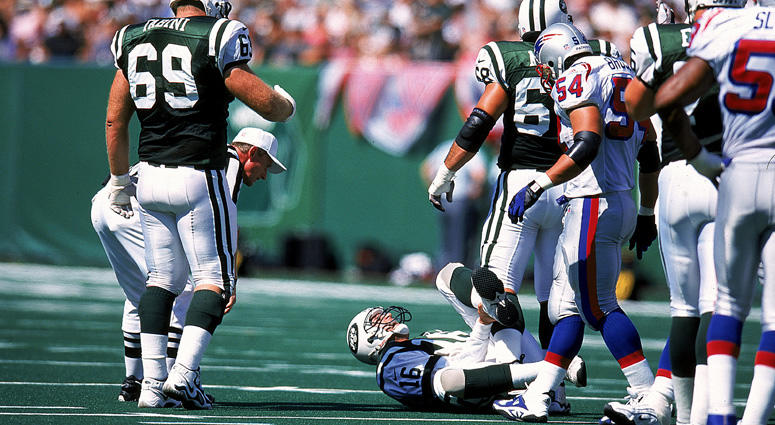 The Jets’ Vinny Testaverde grabs his leg in pain on Sept. 12, 1999, against the New England Patriots at Giants Stadium. The Jets’ Vinny Testaverde grabs his leg in pain on Sept. 12, 1999, against the New England Patriots at Giants Stadium.