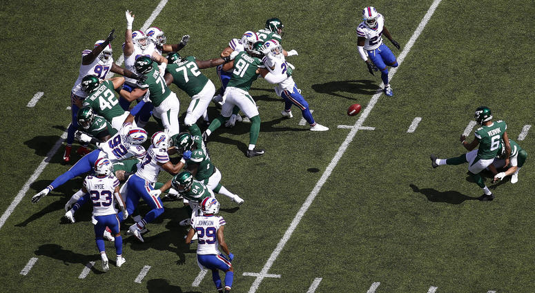 Kaare Vedvik #6 of the New York Jets misses a wild goal against the Buffalo Bills during their game at MetLife Stadium on September 8, 2019 Kaare Vedvik #6 of the New York Jets misses a wild goal against the Buffalo Bills during their game at MetLife Stadium on September 8, 2019