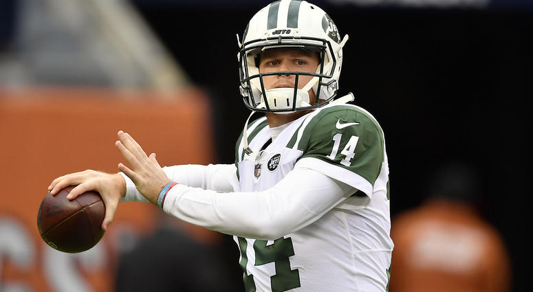 Oct 28, 2018; Chicago, IL, USA; New York Jets quarterback Sam Darnold (14) warms up before the game against the Chicago Bears at Soldier Field. Mandatory Credit: Quinn Harris-USA TODAY Sports Oct 28, 2018; Chicago, IL, USA; New York Jets quarterback Sam Darnold (14) warms up before the game against the Chicago Bears at Soldier Field. Mandatory Credit: Quinn Harris-USA TODAY Sports