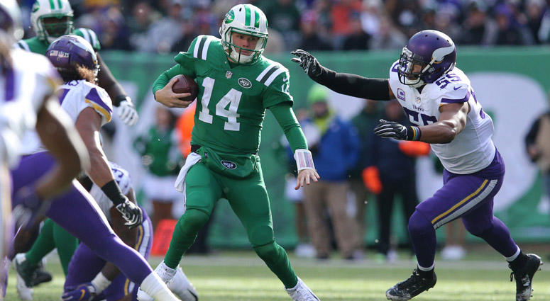 Jets quarterback Sam Darnold runs the ball against Minnesota Vikings linebacker Anthony Barr on Oct. 21, 2018, at MetLife Stadium. Jets quarterback Sam Darnold runs the ball against Minnesota Vikings linebacker Anthony Barr on Oct. 21, 2018, at MetLife Stadium.