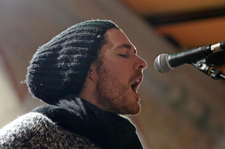 Hozier takes part in the annual Christmas Eve busk Hozier takes part in the annual Christmas Eve busk