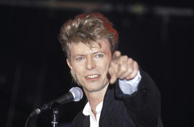 David Bowies "The Man Who Fell to Earth" will become a television series. David Bowies "The Man Who Fell to Earth" will become a television series.