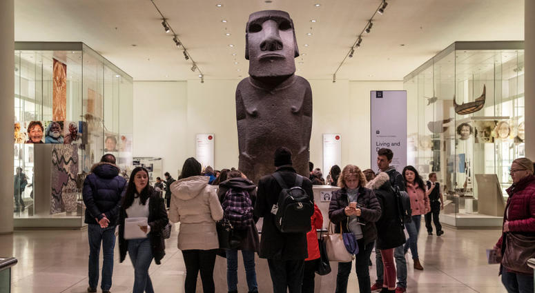 Tourists marvel at the incomparable blandness of Broc Leesnar Easter_Island_Statue