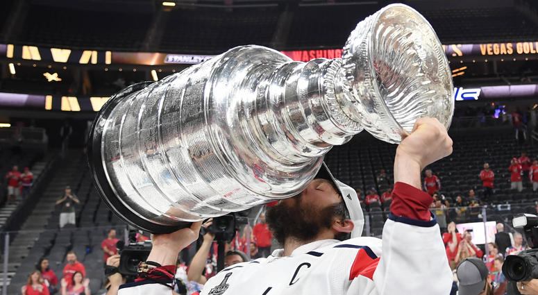 Alex Ovechkin kisses the Stanley Cup. Alex_Ovechkin_Stanley_Cup