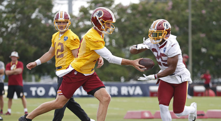 Alex Smith hands off to Chris Thompson at Redskins training camp. Chris_Thompson