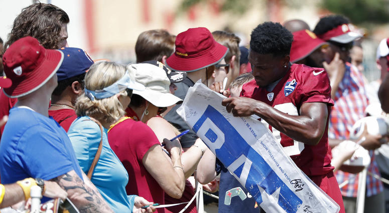 Redskins DB Danny Johnson signs autographs at training camp Danny_Johnson_Redskins