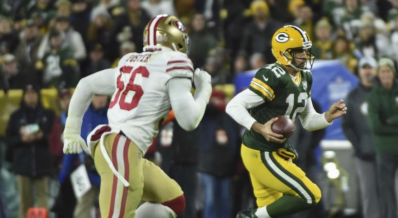 Reuben Foster pursues Packers QB Aaron Rodgers in an Oct. 2018 game Reuben_Foster
