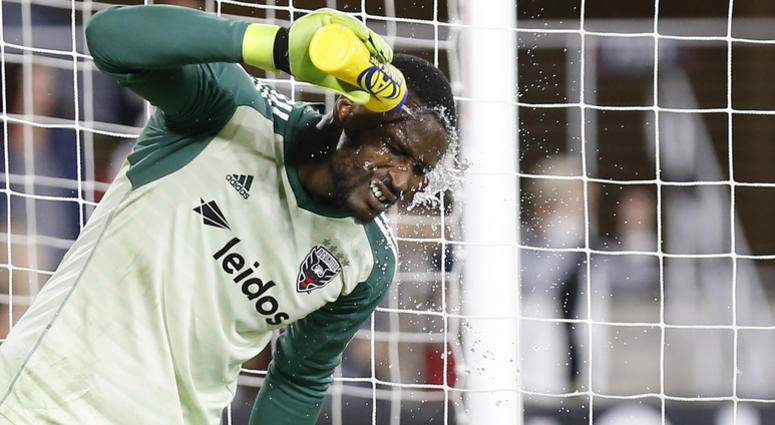 D.C. United goalkeeper Bill Hamid splashes himself with water in the second half of a playoff game. Bill_Hamid
