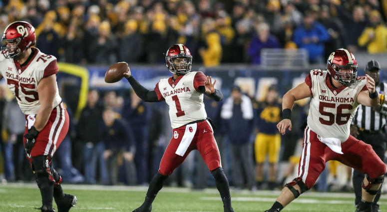 Heisman Trophy winning QB Kyler Murray throws a pass. Kyler_Murray_Oklahoma