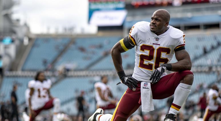 Adrian Peterson stretches before a game. Adrian_Peterson_Stretching