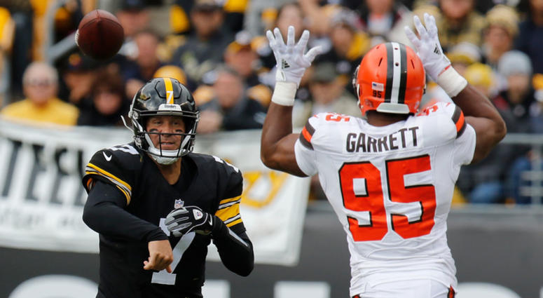 PITTSBURGH, PA - OCTOBER 28: Ben Roethlisberger #7 of the Pittsburgh Steelers attempts a pass as Myles Garrett #95 of the Cleveland Browns defends during the first half in the game at Heinz Field on October 28, 2018 in Pittsburgh, Pennsylvania. (Photo by PITTSBURGH, PA - OCTOBER 28: Ben Roethlisberger #7 of the Pittsburgh Steelers attempts a pass as Myles Garrett #95 of the Cleveland Browns defends during the first half in the game at Heinz Field on October 28, 2018 in Pittsburgh, Pennsylvania. (Photo by
