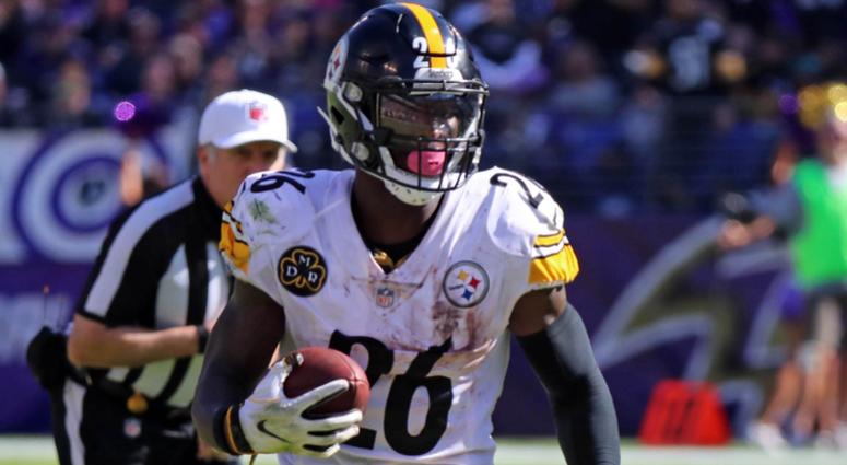 Pittsburgh Steelers running back LeVeon Bell (26) runs for a gain against the Baltimore Ravens at M&T Bank Stadium. Pittsburgh Steelers running back LeVeon Bell (26) runs for a gain against the Baltimore Ravens at M&T Bank Stadium.