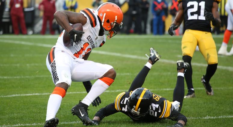 Cleveland Browns wide receiver Antonio Callaway (11) catches a touchdown pass against Pittsburgh Steelers cornerback Coty Sensabaugh (24) during the third quarter at Heinz Field Antonio Callaway Cleveland Browns touchdown against Pittsburgh Steelers
