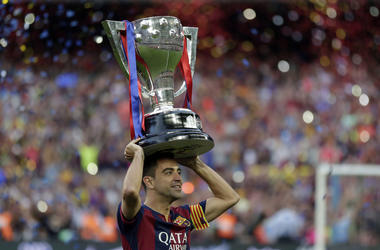 En esta foto del 23 de mayo de 2015, Xavi Hern ndez del Barcelona alza el trofeo de campe n de la Liga de Espa a. En esta foto del 23 de mayo de 2015, Xavi Hern ndez del Barcelona alza el trofeo de campe n de la Liga de Espa a.