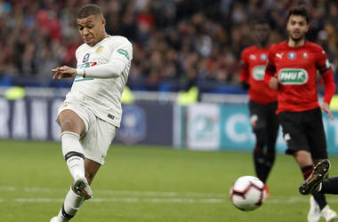 El delantero Kylian Mbapp , del Paris Saint-Germain, remata a la porter a durante la final de la Copa de Francia frente a Rennes, en el Stade de France, en Saint-Denis, en las afueras de Paris, el sabado 27 de abril de 2019. El delantero Kylian Mbapp , del Paris Saint-Germain, remata a la porter a durante la final de la Copa de Francia frente a Rennes, en el Stade de France, en Saint-Denis, en las afueras de Paris, el sabado 27 de abril de 2019.