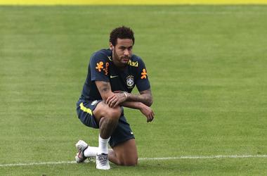 Neymar se arrodilla durante una práctica de la selección brasileña en Teres polis, el sábado 25 de mayo de 2019 Neymar se arrodilla durante una práctica de la selección brasileña en Teres polis, el sábado 25 de mayo de 2019