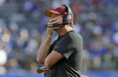 En imagen de archivo del 29 de septiembre de 2019, el entrenador en jefe de los Redskins de Washington, Jay Gruden, sigue las acciones del partido ante los Giants de Nueva York, en East Rutherford, Nueva Jersey. En imagen de archivo del 29 de septiembre de 2019, el entrenador en jefe de los Redskins de Washington, Jay Gruden, sigue las acciones del partido ante los Giants de Nueva York, en East Rutherford, Nueva Jersey.