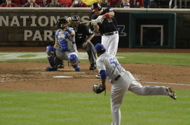 El jugador de los Nacionales de Washington, Ryan Zimmerman (11), conecta un jonrón de tres carreras contra el relevista de los Dodgers de Los Ángeles, el dominicano Pedro Báez (52), en el quinto inning del cuarto juego de la Serie Divisional de la Liga Na El jugador de los Nacionales de Washington, Ryan Zimmerman (11), conecta un jonrón de tres carreras contra el relevista de los Dodgers de Los Ángeles, el dominicano Pedro Báez (52), en el quinto inning del cuarto juego de la Serie Divisional de la Liga Na