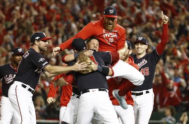 El brasileño Yan Gomes y Daniel Hudson, de los Nacionales de Washington, festejan tras barrer a los Cardenales de San Luis en la Serie de Campeonato de la Liga Nacional, el martes 15 de octubre de 2019 El brasileño Yan Gomes y Daniel Hudson, de los Nacionales de Washington, festejan tras barrer a los Cardenales de San Luis en la Serie de Campeonato de la Liga Nacional, el martes 15 de octubre de 2019