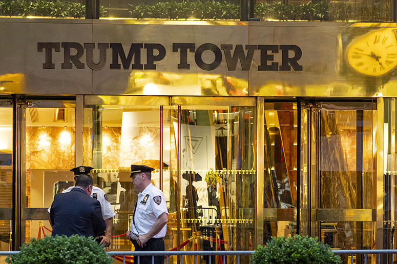 La policía investiga denuncias de la presencia de un "objeto sospechoso" en la Trump Tower el 27 de julio del 2018. Antes de las elecciones del 2016 el edificio fue escenario de un encuentro de Donald Trump hijo y otros allegados a su padre, hoy president La policía investiga denuncias de la presencia de un "objeto sospechoso" en la Trump Tower el 27 de julio del 2018. Antes de las elecciones del 2016 el edificio fue escenario de un encuentro de Donald Trump hijo y otros allegados a su padre, hoy president