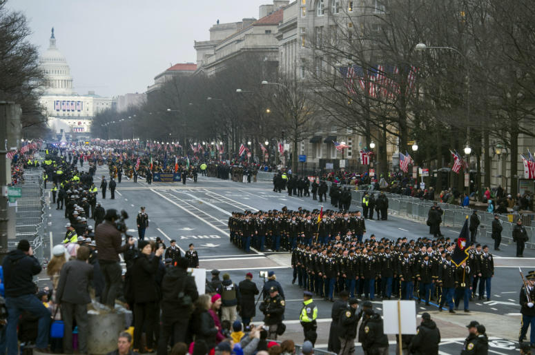 En esta fotografía de archivo del viernes 20 de enero de 2017, unidades militares participan en el desfile inaugural de la presidencia de Donald Trump desde el Capitolio a la Casa Blanca en Washington. En esta fotografía de archivo del viernes 20 de enero de 2017, unidades militares participan en el desfile inaugural de la presidencia de Donald Trump desde el Capitolio a la Casa Blanca en Washington.