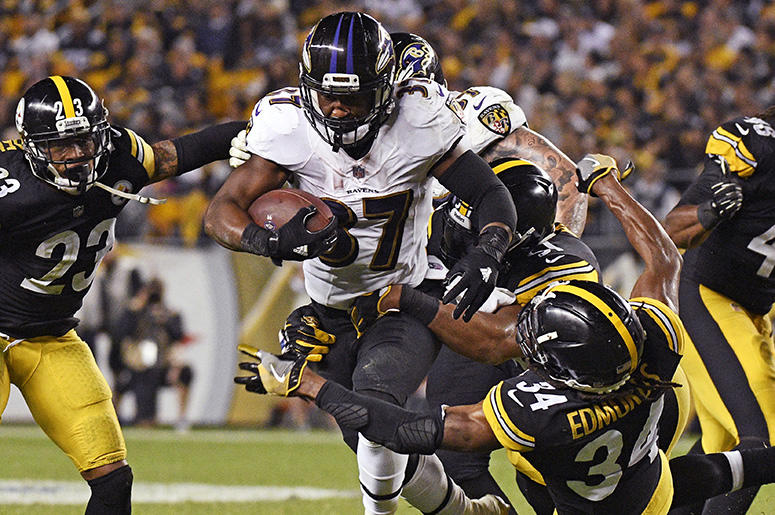 Javorius Allen, corredor de los Ravens de Baltimore, elude a Terrell Edmunds, de los Steelers de Pittsburgh, durante la segunda mitad del encuentro disputado el domingo 30 de septiembre de 2018 Javorius Allen, corredor de los Ravens de Baltimore, elude a Terrell Edmunds, de los Steelers de Pittsburgh, durante la segunda mitad del encuentro disputado el domingo 30 de septiembre de 2018