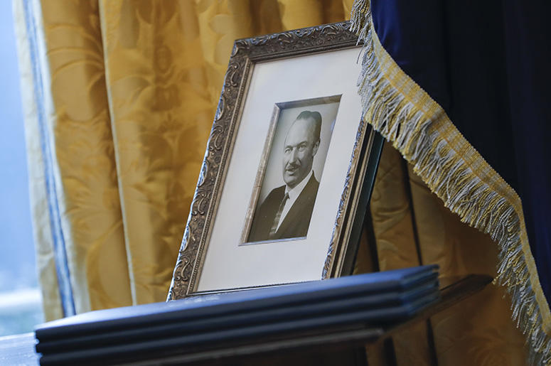 La foto de archivo del 9 de febrero de 2017 muestra un retrato de Fred Trump, padre del presidente Donald Trump y tres decretos sin firmar en la Oficina Oval de la Casa Blanca, Washington. Expertos dicen que el presidente podría tener que pagar millones e La foto de archivo del 9 de febrero de 2017 muestra un retrato de Fred Trump, padre del presidente Donald Trump y tres decretos sin firmar en la Oficina Oval de la Casa Blanca, Washington. Expertos dicen que el presidente podría tener que pagar millones e