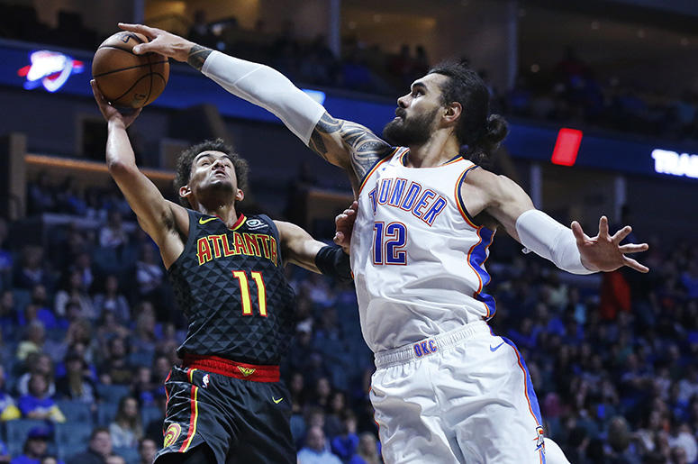 En esta foto del 7 de octubre de 2018, el centro Steven Adams del Thunder de Oklahoma City tapa el disparo de Trae Young de los Hawks de Atlanta. En esta foto del 7 de octubre de 2018, el centro Steven Adams del Thunder de Oklahoma City tapa el disparo de Trae Young de los Hawks de Atlanta.