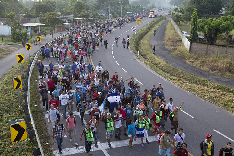 Migrantes centroamericanos caminan hacia la frontera de Estados Unidos sobre una carretera de Ciudad Hidalgo, México, el domingo 21 de octubre de 2018. Migrantes centroamericanos caminan hacia la frontera de Estados Unidos sobre una carretera de Ciudad Hidalgo, México, el domingo 21 de octubre de 2018.