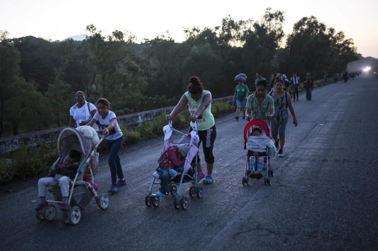 Los migrantes centroamericanos que viajan en caravana a Estados Unidos se dirigen a Pijijiapan, México, el jueves 25 de octubre de 2018. Los migrantes centroamericanos que viajan en caravana a Estados Unidos se dirigen a Pijijiapan, México, el jueves 25 de octubre de 2018.