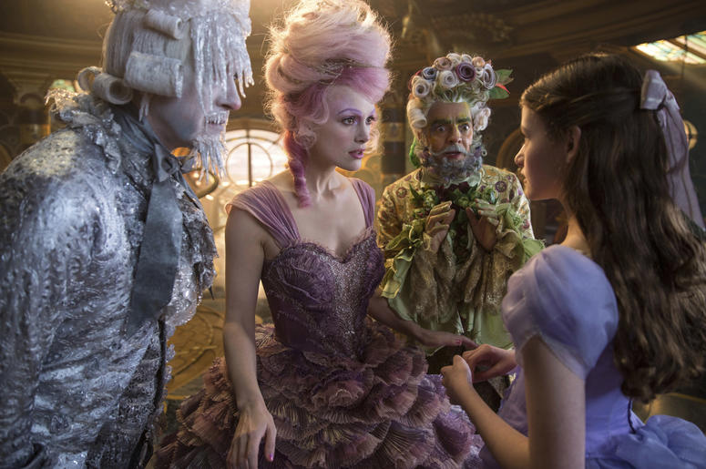 Esta foto liberada por Disney, desde la izquierda, muestra a Richard E. Grant, Keira Knightley, Eugenio Derbez y Mackenzie Foy en una escena de “El cascanueces y los cuatros reinos”. Esta foto liberada por Disney, desde la izquierda, muestra a Richard E. Grant, Keira Knightley, Eugenio Derbez y Mackenzie Foy en una escena de “El cascanueces y los cuatros reinos”.