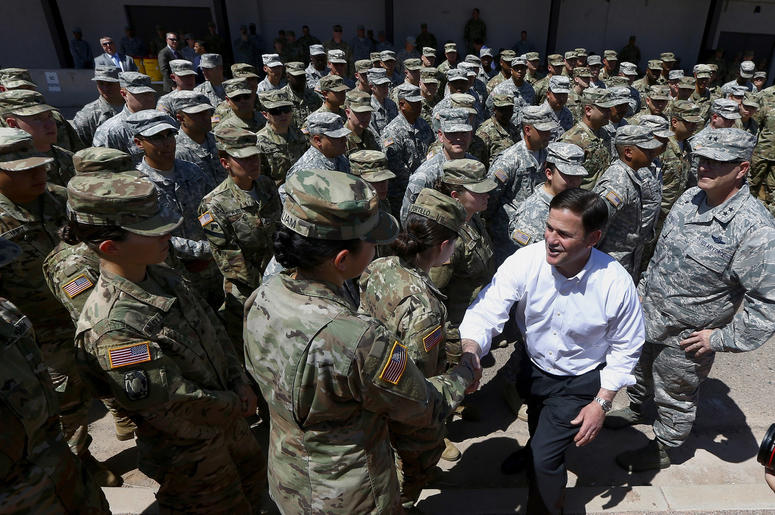 El gobernador de Arizona, el republicano Doug Ducey, se reúne con miembros de la Guardia Nacional en la Base Militar Papago Park en Phoenix el 9 de abril del 2018. El gobernador de Arizona, el republicano Doug Ducey, se reúne con miembros de la Guardia Nacional en la Base Militar Papago Park en Phoenix el 9 de abril del 2018.