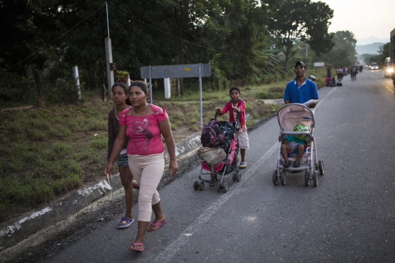 La familia Espinar camina por una carretera que une Pijijiapan con Arriaga, la próxima parada de la caravana de migrantes centroamericanos que viaja hacia la frontera con Estados Unidos, en México, el 26 de octubre de 2018. La familia procede de La Conce, La familia Espinar camina por una carretera que une Pijijiapan con Arriaga, la próxima parada de la caravana de migrantes centroamericanos que viaja hacia la frontera con Estados Unidos, en México, el 26 de octubre de 2018. La familia procede de La Conce,