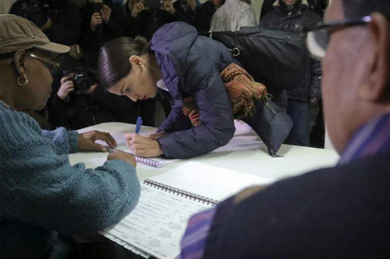 La candidata demócrata a la cámara de representantes por Nueva York Alexandria Ocasio-Cortez, al centro, firma la hoja de registros antes de votar el martes, 6 de noviembre del 2018, en la comunidad de Parkchester, en el Bronx. La candidata demócrata a la cámara de representantes por Nueva York Alexandria Ocasio-Cortez, al centro, firma la hoja de registros antes de votar el martes, 6 de noviembre del 2018, en la comunidad de Parkchester, en el Bronx.